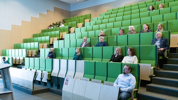 między sztuką i nauką, architekturą i biologią