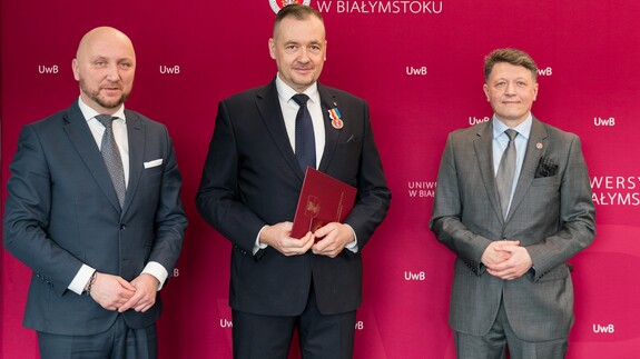 Odznaka Honorowa Wojew&oacute;dztwa Podlaskiego - Od lewej: Łukasz Prokorym, prof. Maciej Perkowski, prof.  Mariusz Popławski