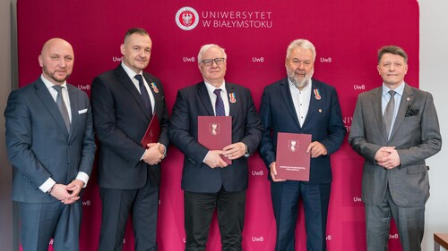 Odznaka Honorowa Województwa Podlaskiego - Zdjęcie grupowe. Od lewej: Łukasz Prokorym, prof. Maciej Perkowski, prof. Marek Konarzewski, prof. Jerzy Nikitorowicz, prof.  Mariusz Popławski