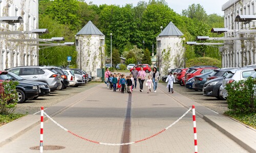 tłum dzieci przed kampusem