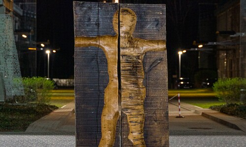 rzeźby inspirowane puszczą w kampusie UwB