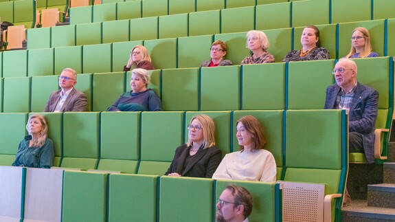 między sztuką i nauką, architekturą i biologią