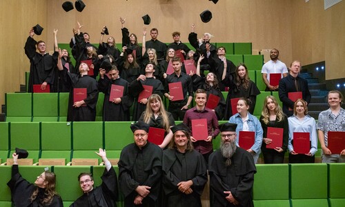 Dyplomatorium Wydziału Stosunk&oacute;w Międzynarodowych UwB - Podrzucenie Biret&oacute;w
