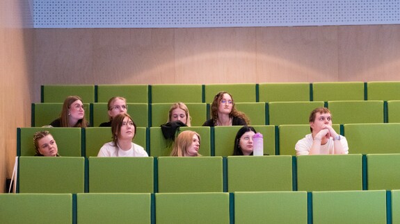 między sztuką i nauką, architekturą i biologią