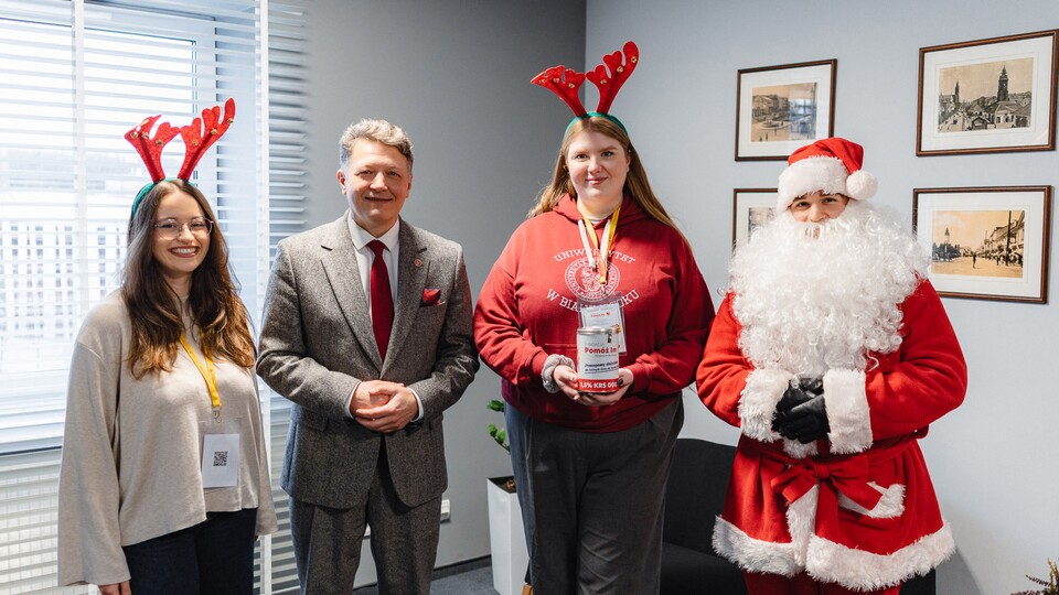 Uniwersytecka cegiełka dla Fundacji „Pomóż im”. Świąteczna zbiórka na nowy dach Otulonego Hospicjum dla Dzieci w Sochoniach