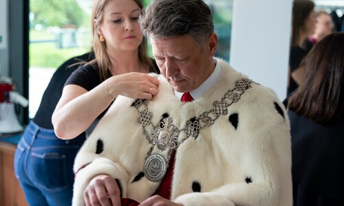 prof. dr hab. Mariusz Popławski ubiera się w togę