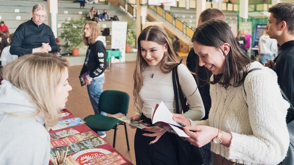 przedstawiciele UwB na targach edukacyjnych