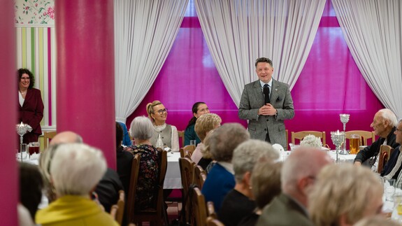 Spotkanie Seniorów na UwB - przemawia prof. Mariusz Popławski