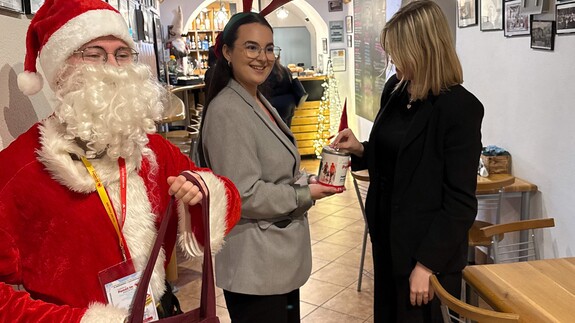 Uniwersytecka cegiełka dla Fundacji &bdquo;Pom&oacute;ż im&rdquo;