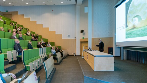 między sztuką i nauką, architekturą i biologią