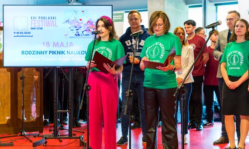 rodzinny piknik naukowy na stadionie