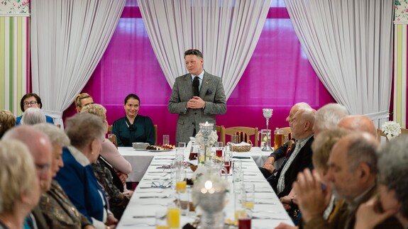 Spotkanie Seniorów na UwB - przemawia prof. Mariusz Popławski