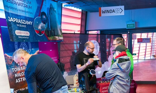 rodzinny piknik naukowy na stadionie