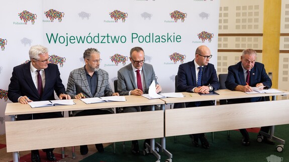 przedstawiciele urzędu marszałkowskiego i trzech podlaskich uczelni - podpisanie porozumienia
