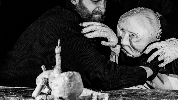 Marcin Tomkiel z Wydziału Nauk o Edukacji wraz z zespołem spektaklu „SYN”, zdobył Grand Prix Festiwalu Radosti 2025 w Brnie!