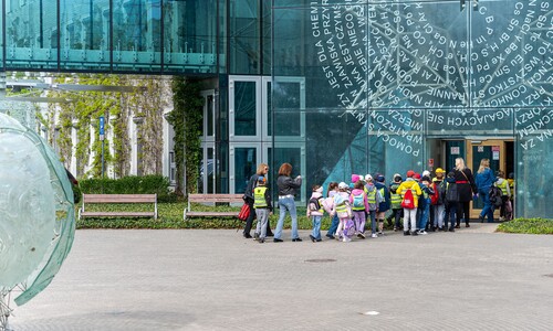 tłum dzieci przed wejściem do kompusu