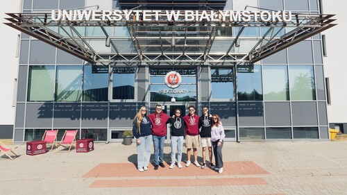 studenci przed rektoratem