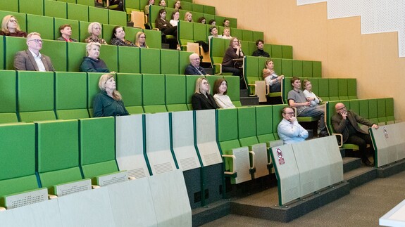 między sztuką i nauką, architekturą i biologią