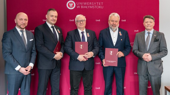 Odznaka Honorowa Województwa Podlaskiego - Zdjęcie grupowe. Od lewej: Łukasz Prokorym, prof. Maciej Perkowski, prof. Marek Konarzewski, prof. Jerzy Nikitorowicz, prof.  Mariusz Popławski