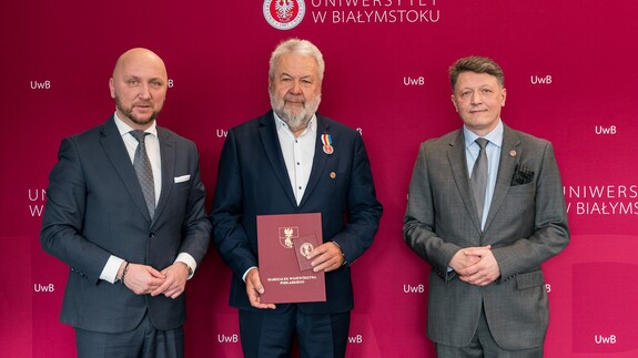 Odznaka Honorowa Wojew&oacute;dztwa Podlaskiego - Zdjęcie grupowe. Od lewej: Łukasz Prokorym, prof. Jerzy Nikitorowicz, prof.  Mariusz Popławski