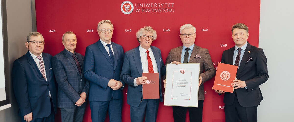 historycy na posiedzeniu Senatu UwB wraz z rektorem uczelni