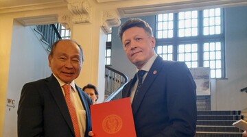 Rector of the University of Białystok at the ceremony of awarding the diploma of Doctor Honoris Causa to Professor Francis Fukuyama