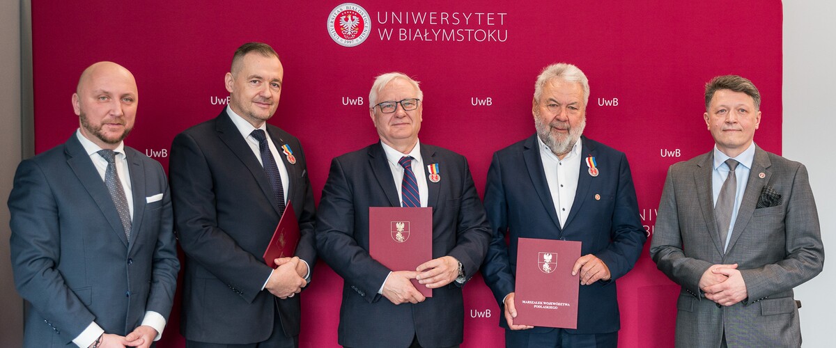 Odznaka Honorowa Województwa Podlaskiego - Zdjęcie grupowe. Od lewej: Łukasz Prokorym, prof. Maciej Perkowski, prof. Marek Konarzewski, prof. Jerzy Nikitorowicz, prof.  Mariusz Popławski