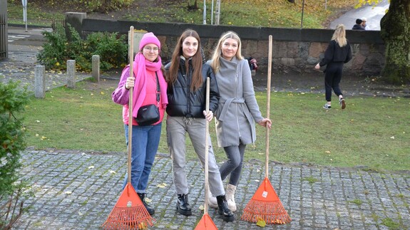 Studenci Filii UwB w Wilnie posprzątali cmentarz na Rossie