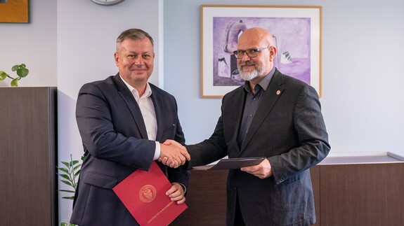 Piotr Glinka i prof. UwB Tomasz Bajkowski