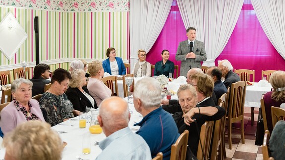 Spotkanie Seniorów na UwB - przemawia prof. Mariusz Popławski