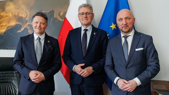prof. Mariusz Popławski, wicemarszałek Maciej Żywno i marszałek Łukasz Prokorym